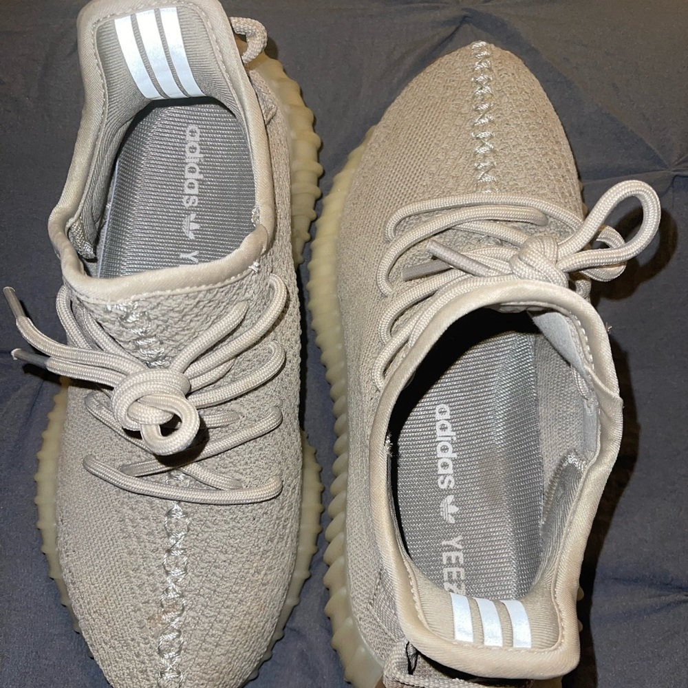 - Adidas YEEZY mens 6 womens 8 - sesame color -